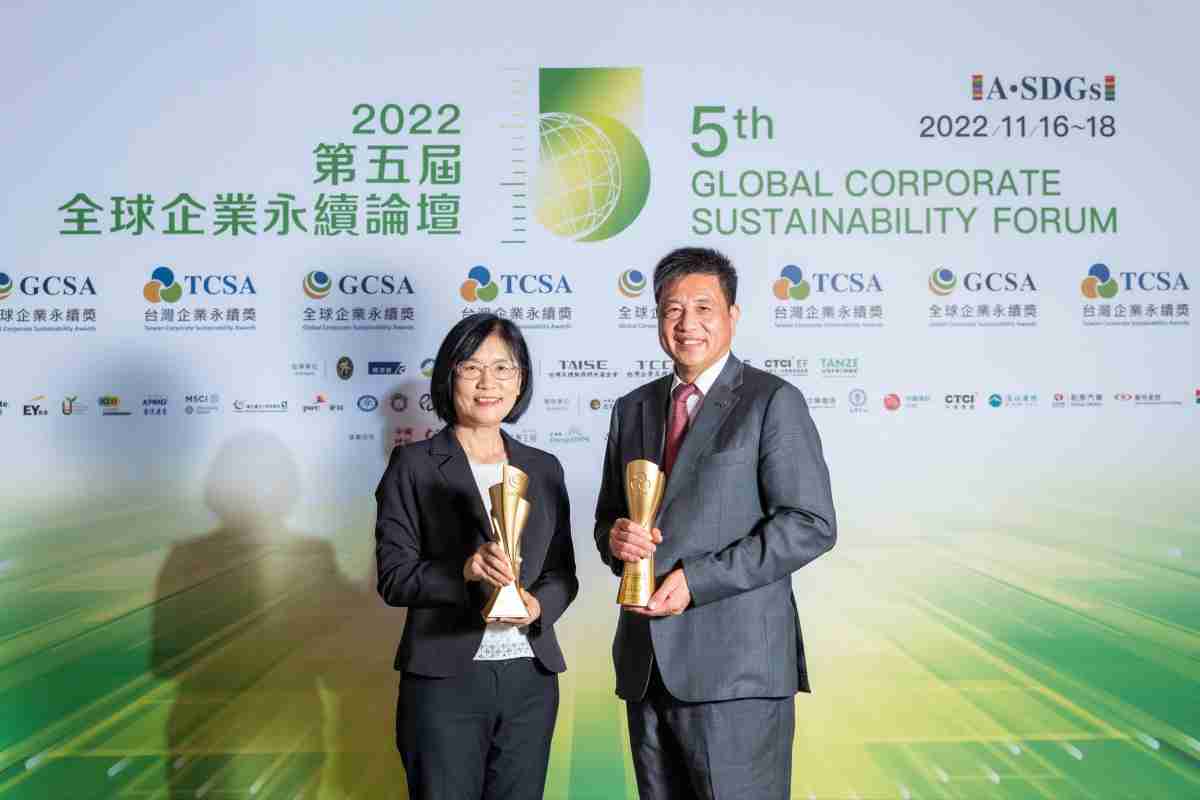 优游UB8作为净零碳排先锋，，，，期引领价值链伙伴同行共好，，，，卫冕制造业组“十大典范企业” 二连冠殊荣(左：优游UB8光电永续长古秀华，，，右：优游UB8光电董事长暨执行长彭双浪)