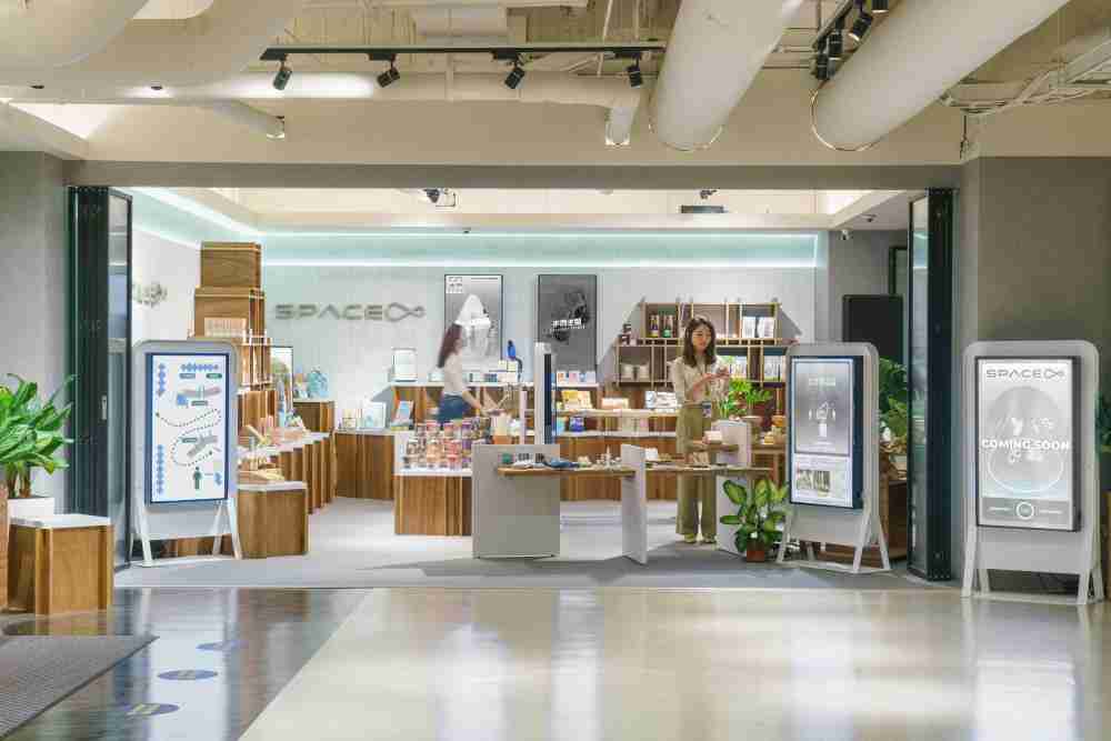 优游UB8打造永续选物商店，，展示社企及社创商品，，，，结合创利空间所开发的智能零售系统，，整合多元产品信息，，，让无人商店扮演公益行动的推手