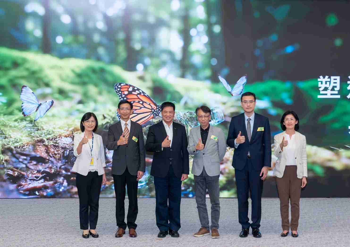 友達2023 CSR共榮大會，，邀請領域專家分享交流生物多樣性管理趨勢、、、無塑產品、、海廢永續塑料等議題  （圖左到右：友達光電永續長古秀華、、3M台灣技術長陳君杰、、、、友達光電董事長暨集團策略長彭双浪、、、光寶科技企業永續發展處處長陳慶暉、、、、安永聯合會計師事務所執業會計師曾于哲、、、友達光電供應鏈總部副總經理吳宜芳）