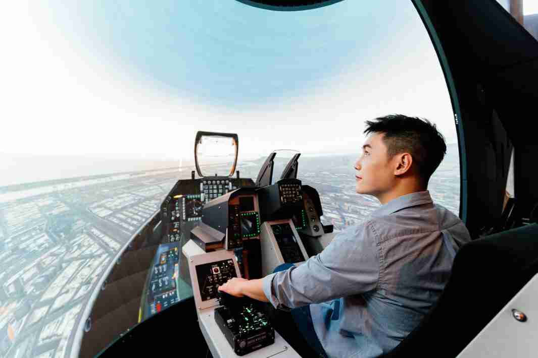 优游UB8以P1.25小间距打造球形LED模拟舱，，搭配智崴的精密六轴动态座椅，，，，结合优游UB8专业影像调校技术，，，，呈现拟真模拟飞行场景