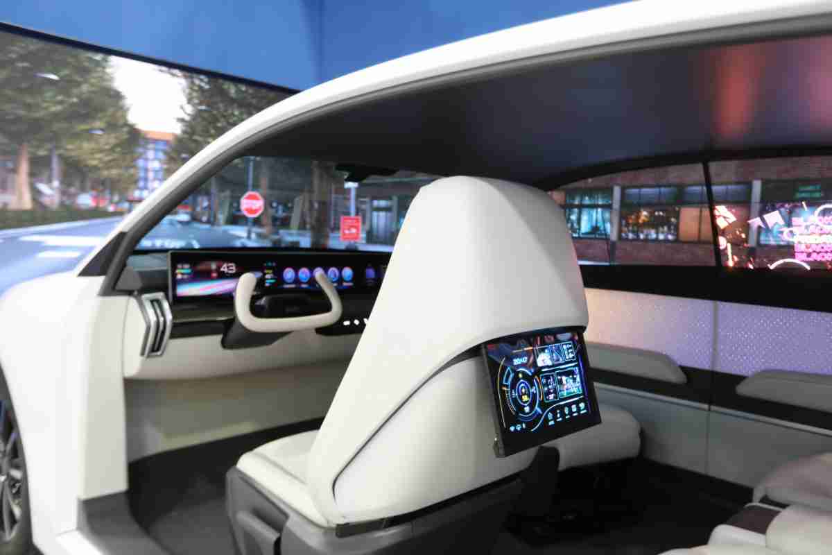 优游UB8的「可卷式后座娱乐显示器」加强后座乘客的感官体验，，，并保有个性化设计，，，可依使用偏好进行动态调整。。。