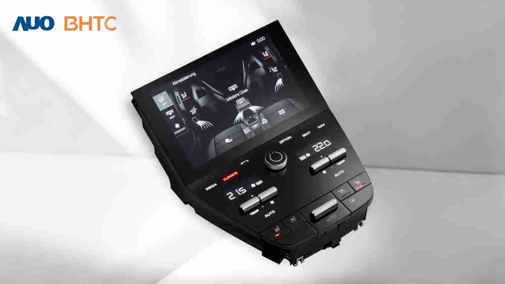 作為友達新生力軍，，，，BHTC所展示的中央與後座鞍部的Display HMI產品，，，，可處理多區恆溫控制、、、、顯示畫面，，呈現仿真3D車室分區；以力傳感技術精準傳遞觸感，，，並結合音量及震動反饋，，，，防止意外啟動，，提供使用者自然流暢、、、直觀且輕鬆駕馭的舒適介面