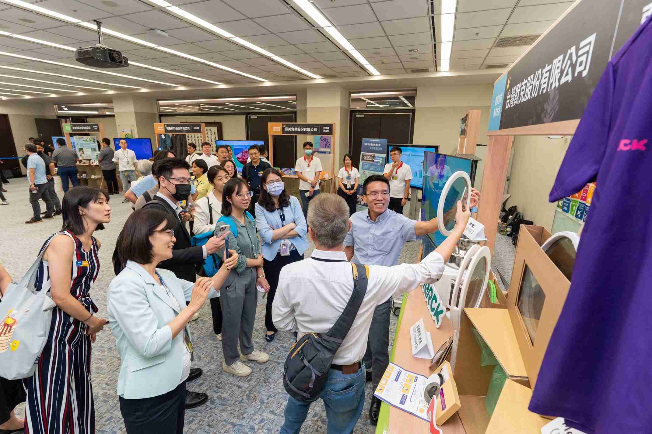 优游UB8连手产业伙伴策划首届生态圈联展，，展示如何将废塑料循环再利用，，创新解决方案包括：塑料包材再生与循环使用、、、再生塑料研发及应用、、、、废塑料回收再生技术、、、、减塑生活提案等