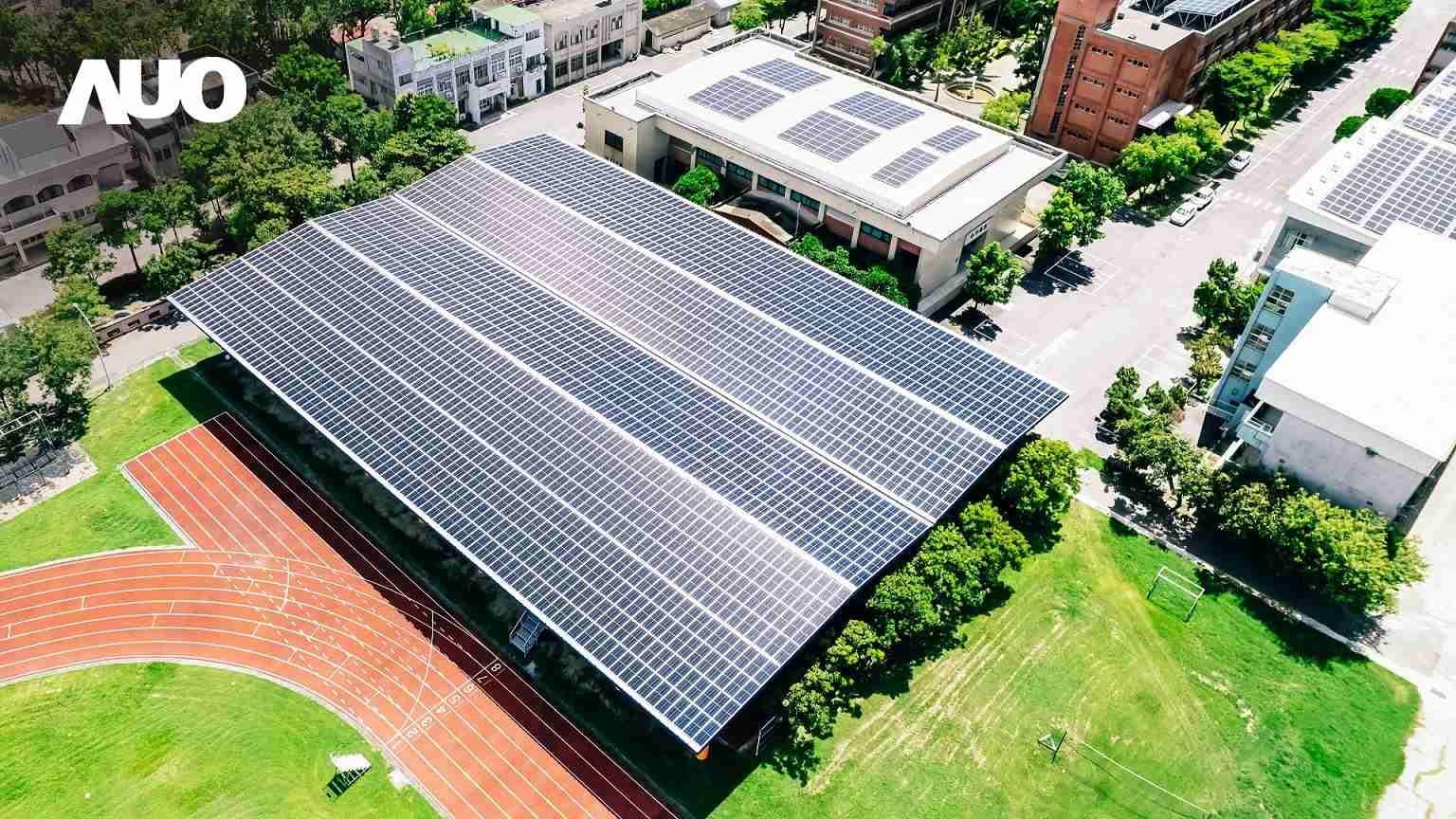 优游UB8SunSteel光电整合型浪板具备快速安装、、轻量化优势,,可提升15%发电效能,,,通过国际IEC与台湾VPC认证安全、、防漏、、、、耐候标准