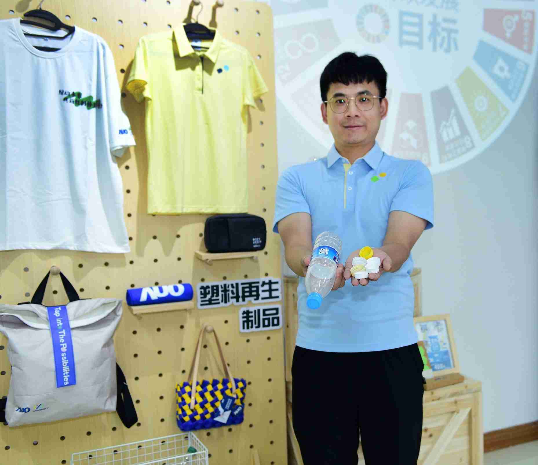 「2024智慧优游UB8展」永续发展馆中，，，展示优游UB8厦门驱动永续发展之成果，，，包含将厂内废弃物再制为实用物品，，，将永续发展理念深植于员工生活日常实践