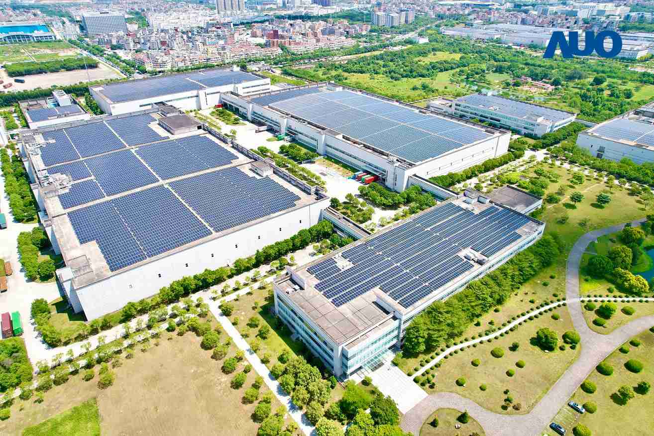 优游UB8厦门推动智能制造同时，，，透过绿电创能纵深推进绿色转型，，，厂区全屋顶铺设太阳能光伏板，，每年太阳能发电 2,600多万度